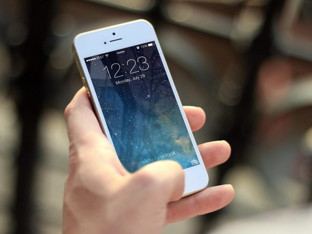 一部手机竖屏展示 npxvip 每日大赛 App 首页赛程卡片，旁边散落着手绘风格的日历与奖杯插画，暖色调背景，氛围轻松
